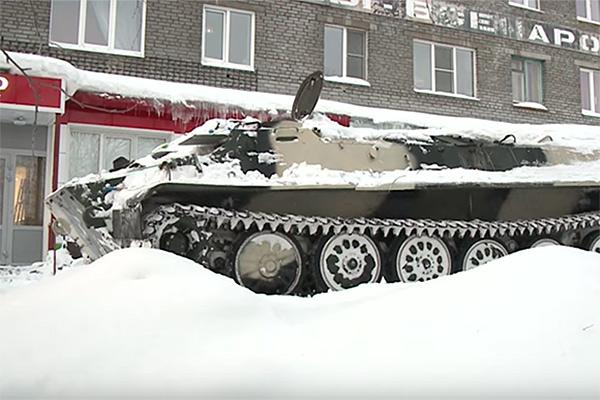 Hombre ebrio usa un tanque de guerra para invadir un supermercado en Rusia-0